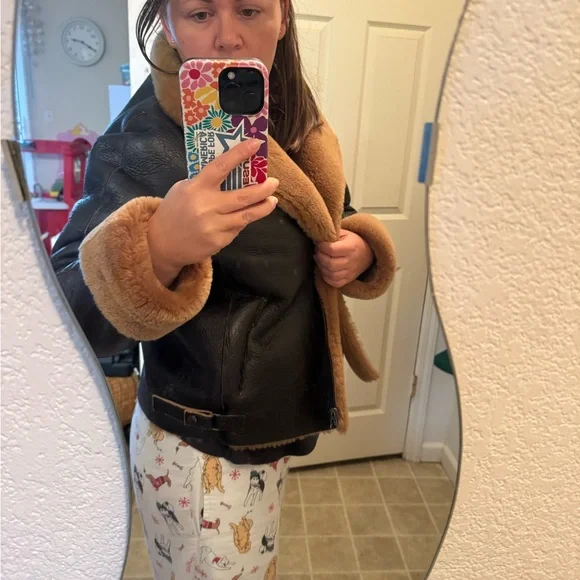 Elegant Black and Tan Shearling Leather Jacket - Picture 15 of 15